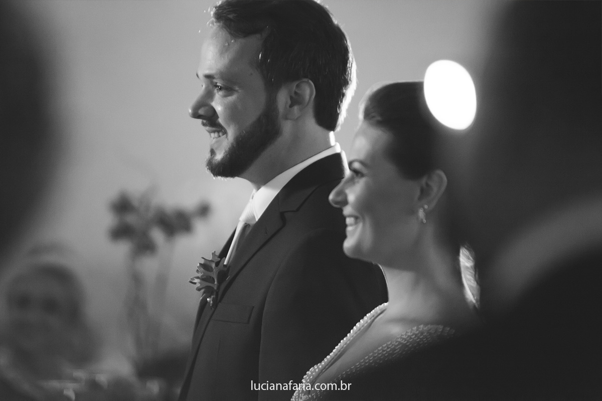 felizes os noivos casaram mesmo com o dia chuvoso em plano b para o casamento dar certo registro feito pela fotografa de casamento luciana faria fotografa em juiz de fora e região