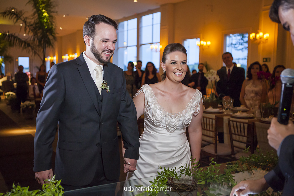 gargalhada dos noivos na celebração do casamento a tarde na fazenda