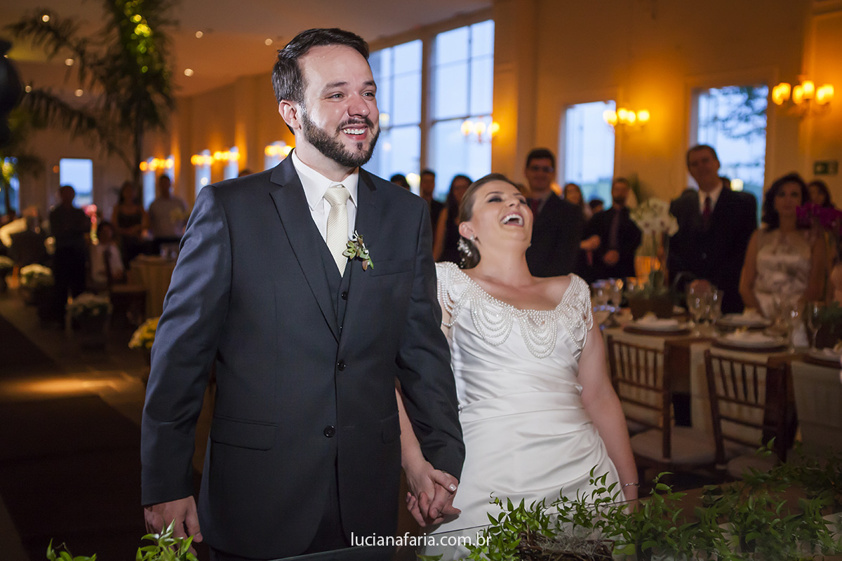 alegria do casal em fotografia de luciana faria no casamento em são joão da boa vista sp