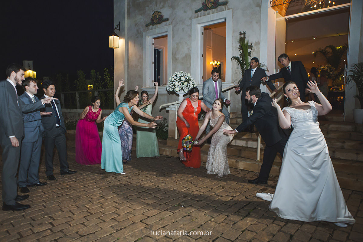 Mannequin Challenge  dos padrinhos com os noivos vai para o álbum de casamento da fotógrafa luciana faria