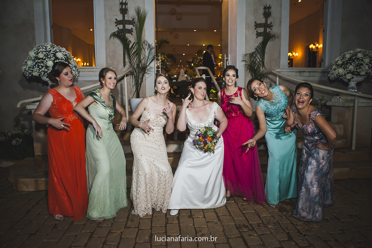 poses para fotografias da noiva com as madrinhas para o dia do casamento  foi bem treinada