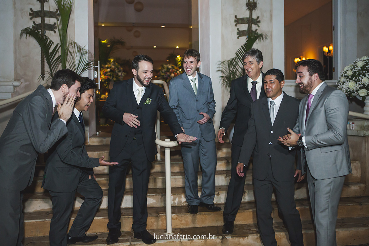 fotografias diferentes do noivo com os padrinhos registrados pela fotógrafa de casamento luciana faria em são joão da boa vista