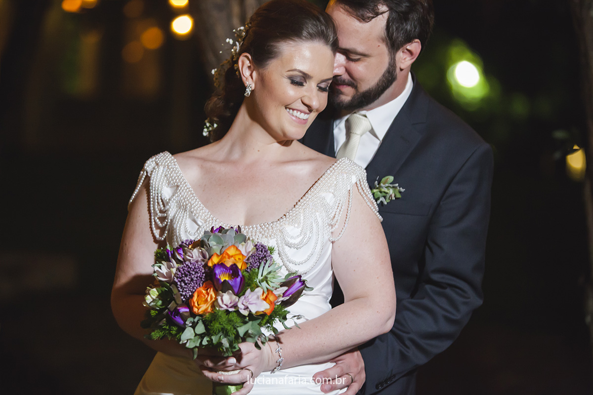 ensaio pós casamento dos noivos na fazenda capituva a noite em meio as luzes da arvore iluminada a fotógrafa luciana faria de casamento em poços de caldas
