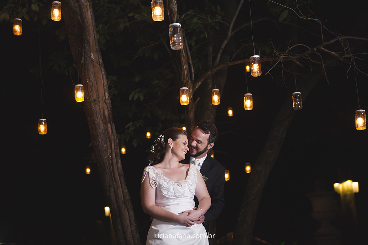 luzes nas arvores em fotos do casal ensaio pós casamento registro da fotógrafa luciana faria fotografias documental de casamento