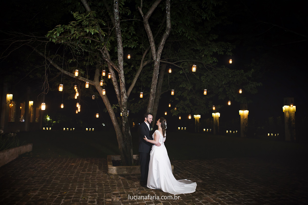 cordão de luz pendurado nas arvores no casamento na fazenda a noite fotografado pela fotografa especialista em casamento luciana faria