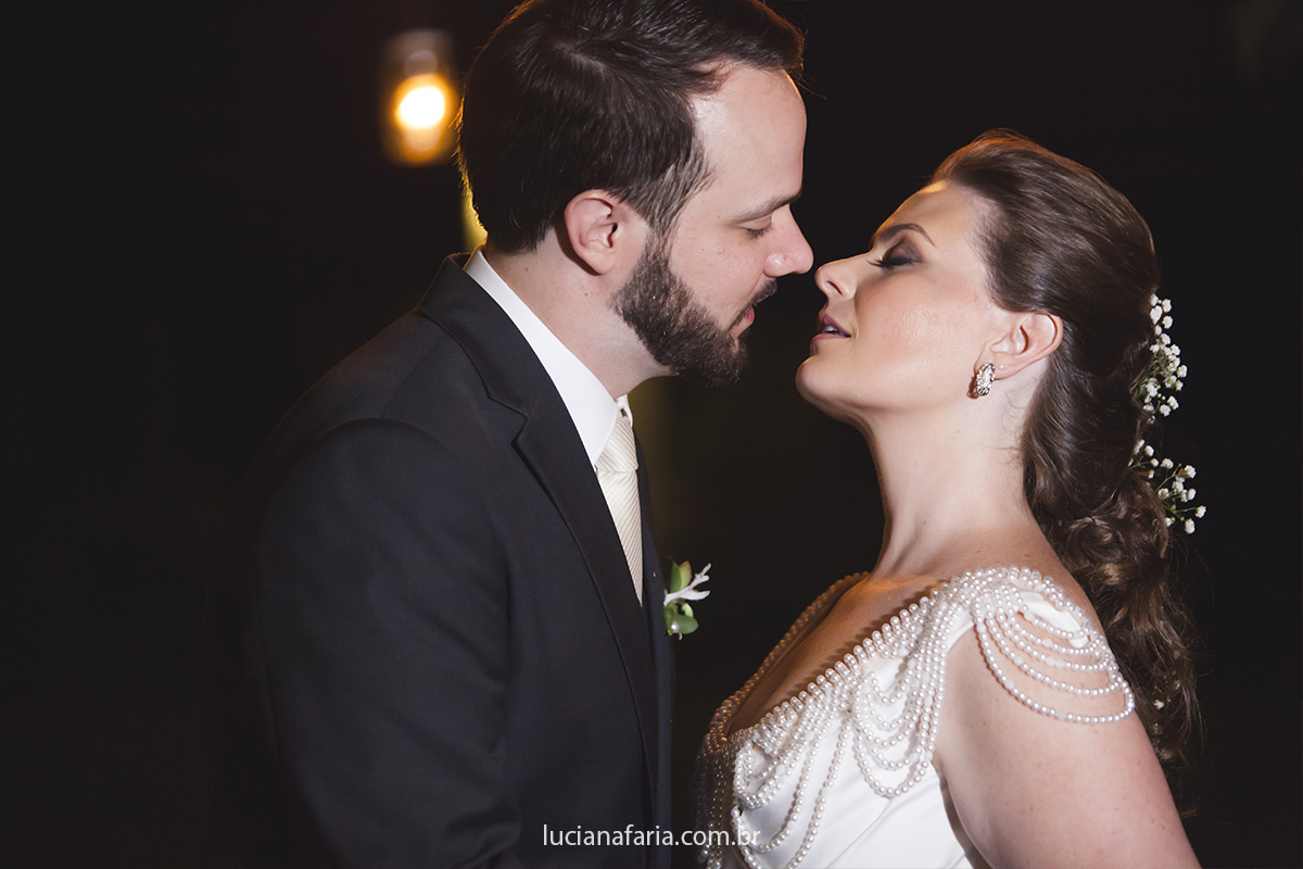 fotografia ao ar livre a noite na fazenda iluminada por cordão de luz no casamento