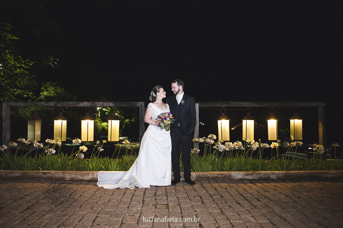 mini ensaio dos noivos após a cerimônia para o álbum do dia do casamento feito pela fotografa de sp luciana faria em linda noite