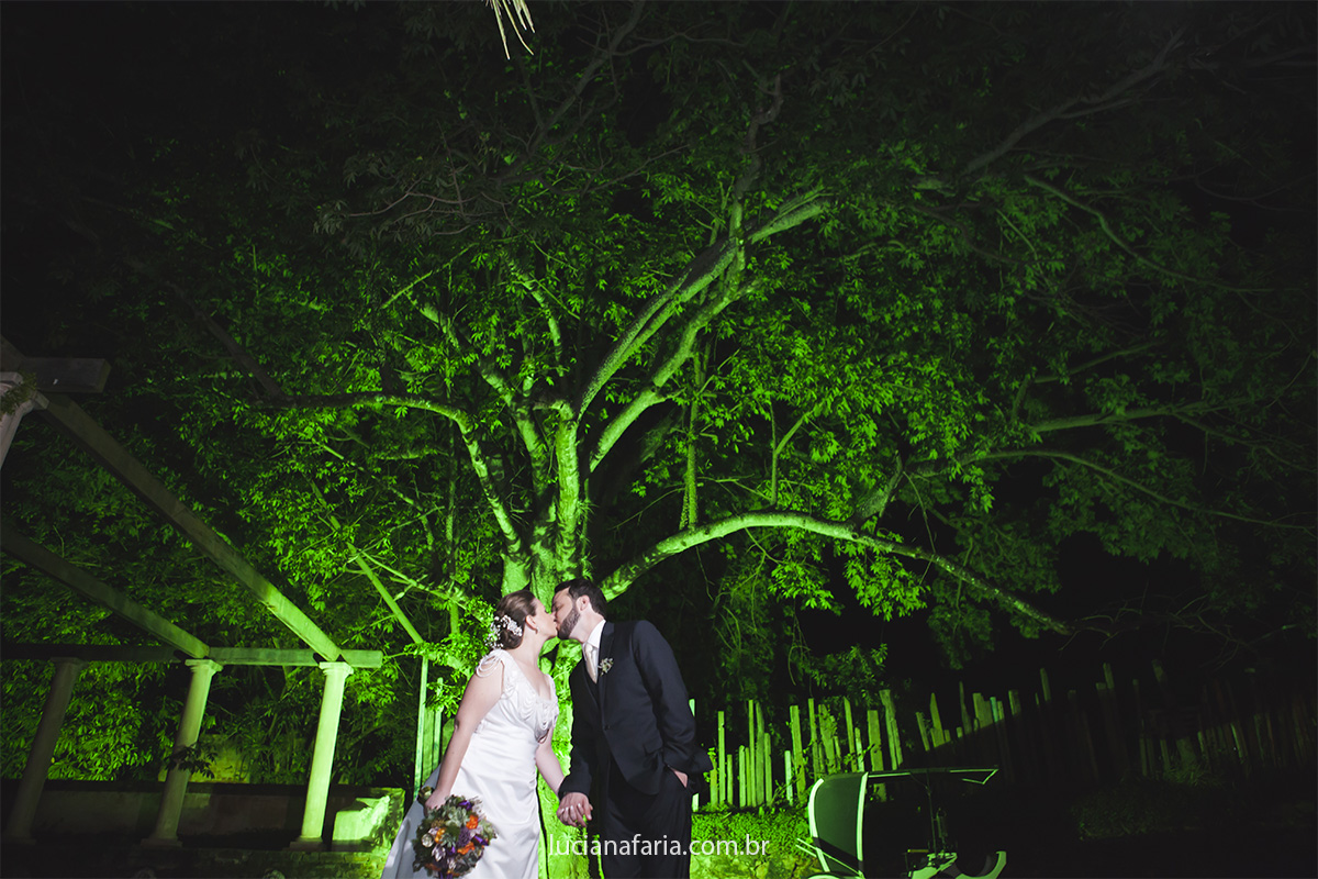 noiva segurando buquê para ensaio de fotos do casal depois do casamento em linda iluminação para o dia do casamento