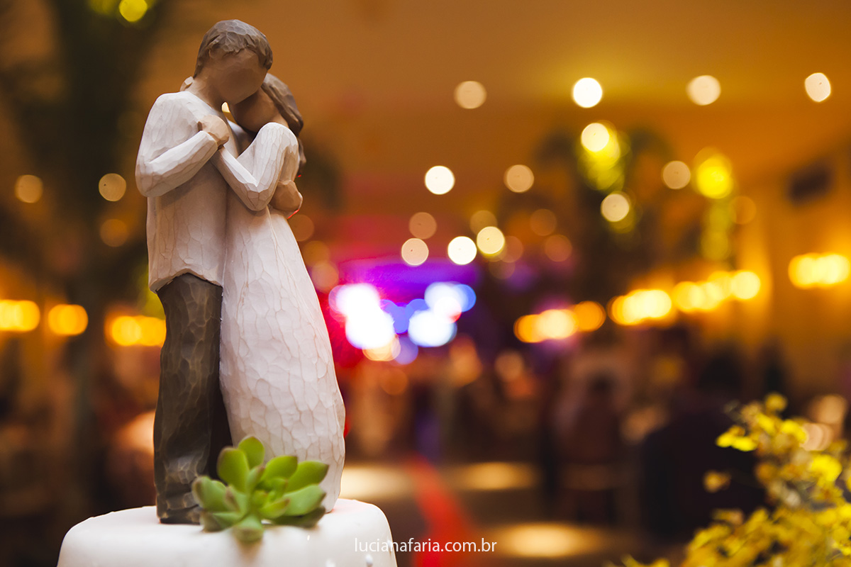 topo do bolo com noivinhos de madeira lapidada noivinhos dançando em cima do bolo inteiro branco luxuoso do casamento em sp assessoria de casamento de são joão da boa vista