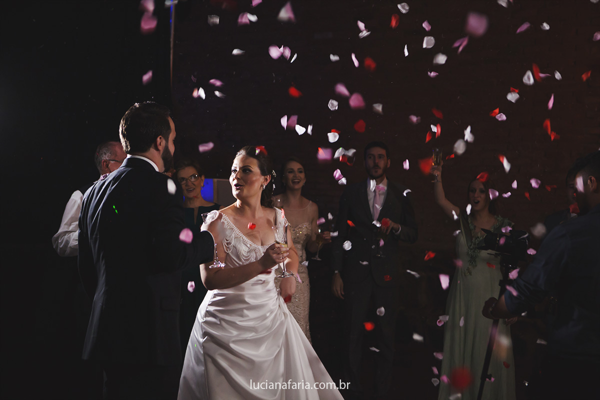 chuva de coração na entrada dos noivos na festa lindo registro de luciana faria fotógrafa especialista em casamento em minas gerais sp e rj