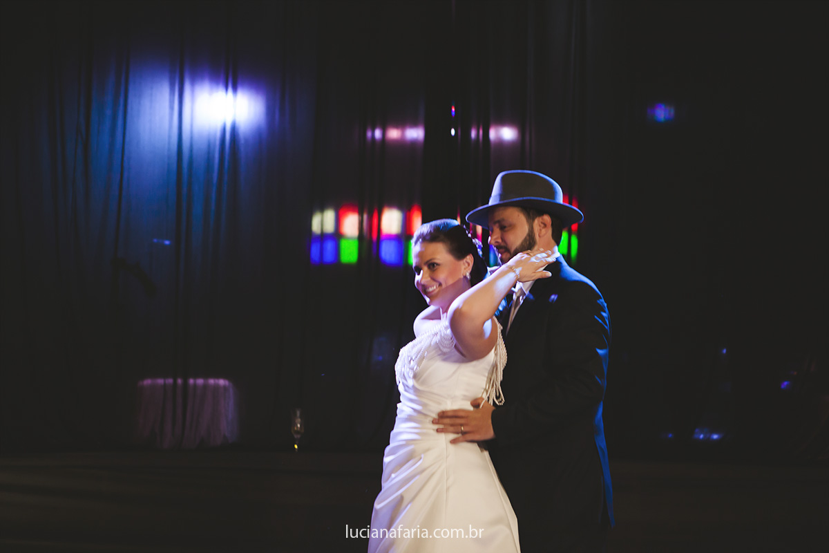 dança dos noivos para o dia do casamento foi ensaiada durante todo o mês com a fotografa luciana faria na festa do casamento