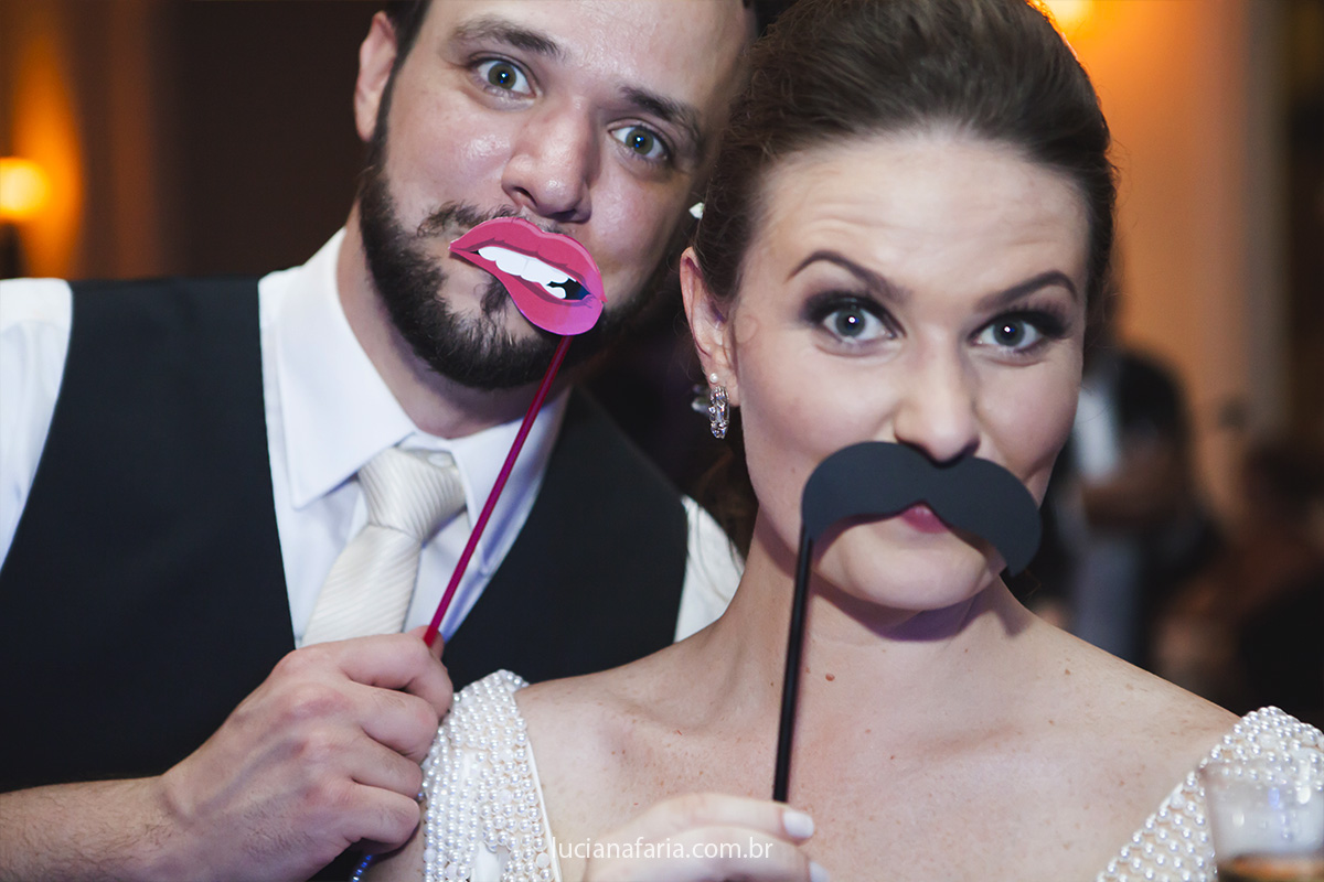 brindes de bigode e boca beijo para a festa do casamento diverte os convidados os noivos fotografaram com acessórios da festa