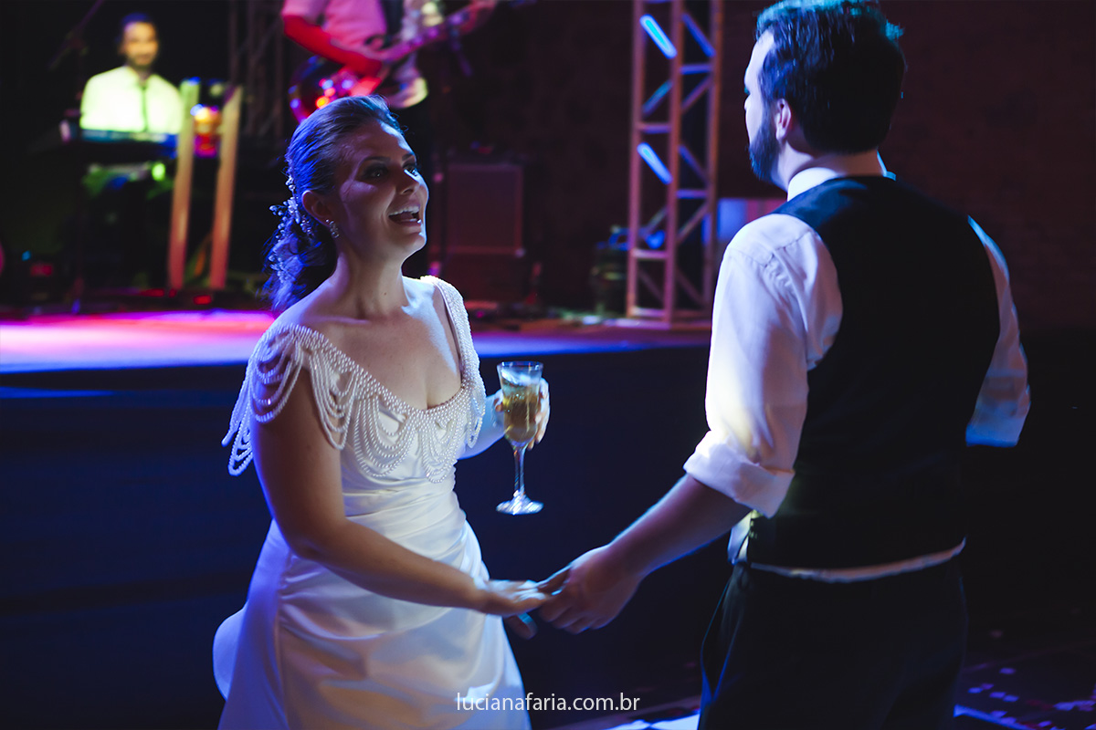 noivos dançando no meio do salão iluminada com led registro da fotógrafa luciana faria na festa