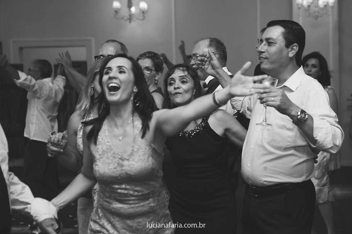 convidados divertindo em foto descontraídas do casamento momento da sofrência da festa