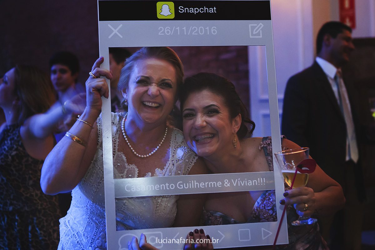 plaquinhas divertidas para o casamento a  mãe do noivo tirando fotos para lembrança do casamento