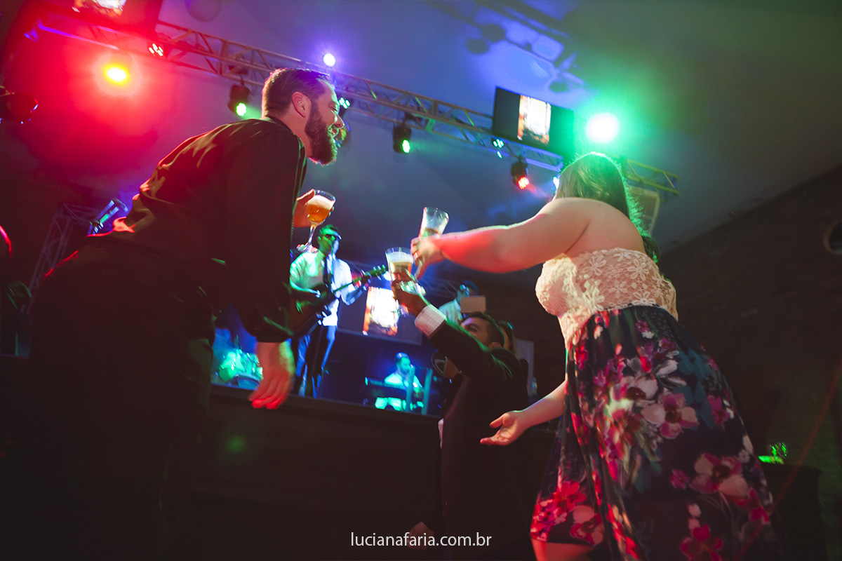 luzes coloridas convidados dançando e curtindo a festa do casamento na fazenda onde os noivos escolherem  para casar a noite