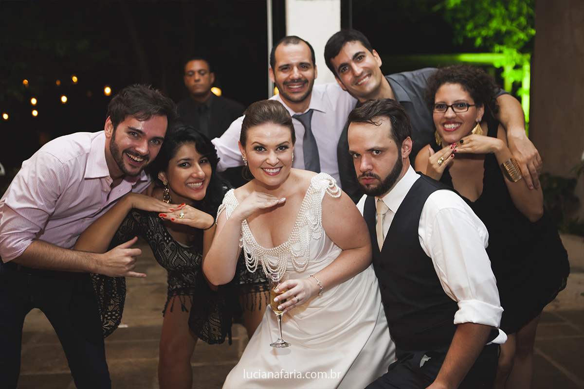 amigos dos noivos fazem surpresa para os noivos e estão presentes no dia do casamento em uma linda festa na fazenda