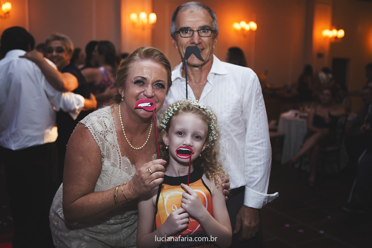 daminha da noiva brincado com os brindes do casamento assessórios para a festa