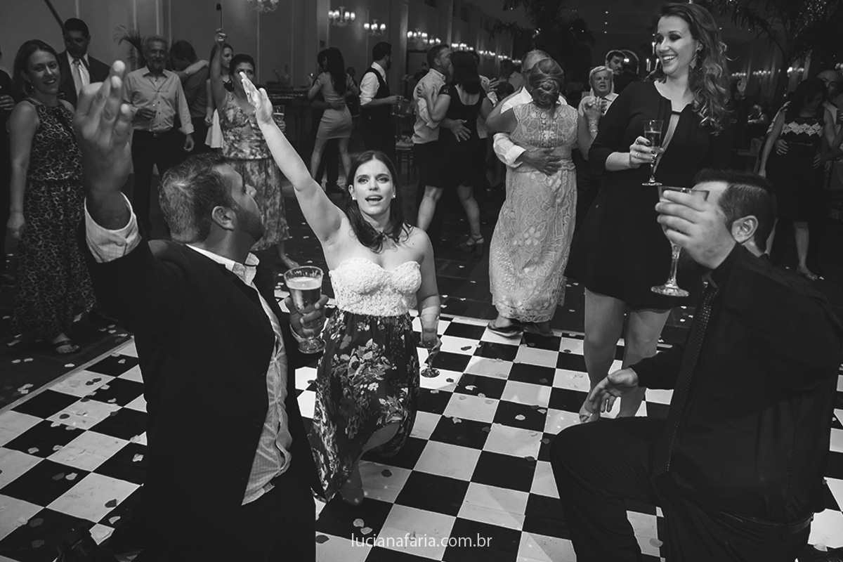 modão sertanejo alegra convidados na festa do casamento a noite