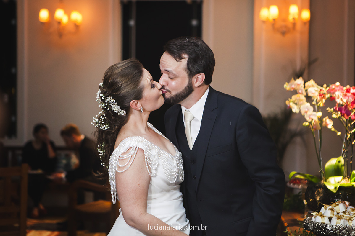 despedida dos noivos com caretas da noiva para fotos do álbum de casamento com a fotografa luciana faria de poços de caldas mg