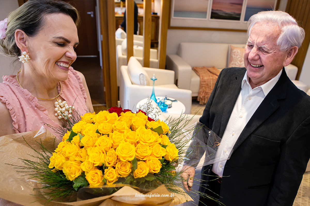 aniversariante se emociona com lindo buque de rosas amarelas presenteado pelo esposo no dia de seu aniversário de 60 anos em poços de caldas mg