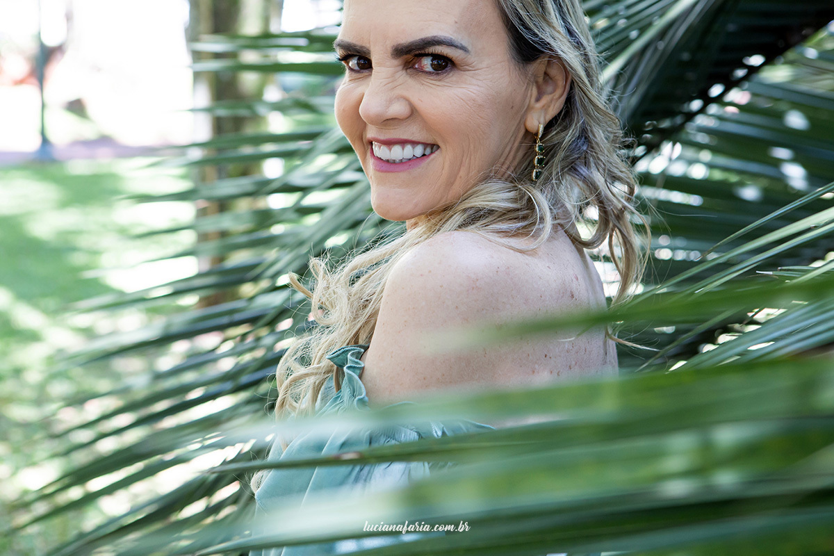 sessão de fotos para comemorar 60 anos em poços de caldas na praça do centro a fotógrafa Luciana Faria fez ensaio de 60 anos 