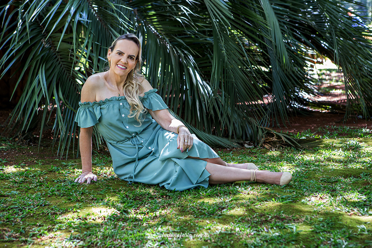 linda mulher de 60 anos em ensaio fotográfico no parque José Afonso Junqueira de poços de caldas  