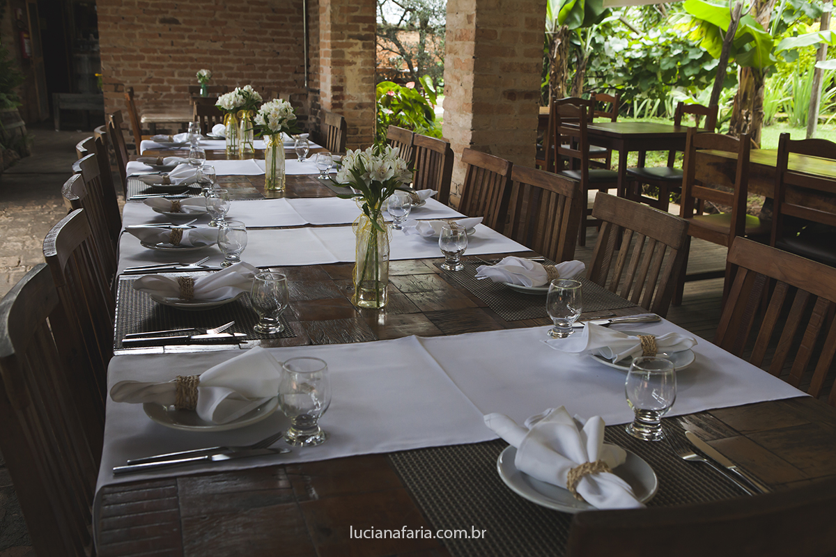 linda decoração das mesas do ollivia gastronomia com fotografias de luciana faria fotografa de casamento