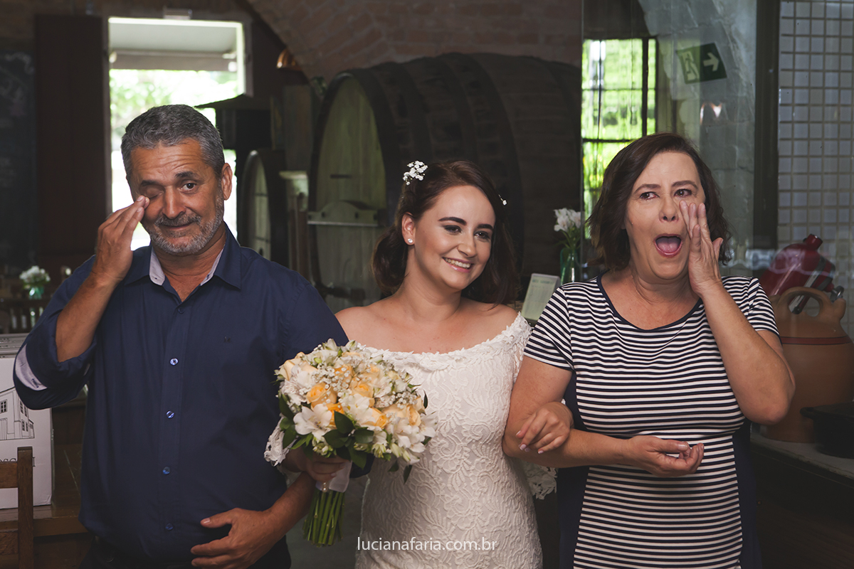 pais da noiva emocionados a caminho do altar registrados pela fotógrafa de casamento luciana faria em poços de caldas onde fizeram seus votos