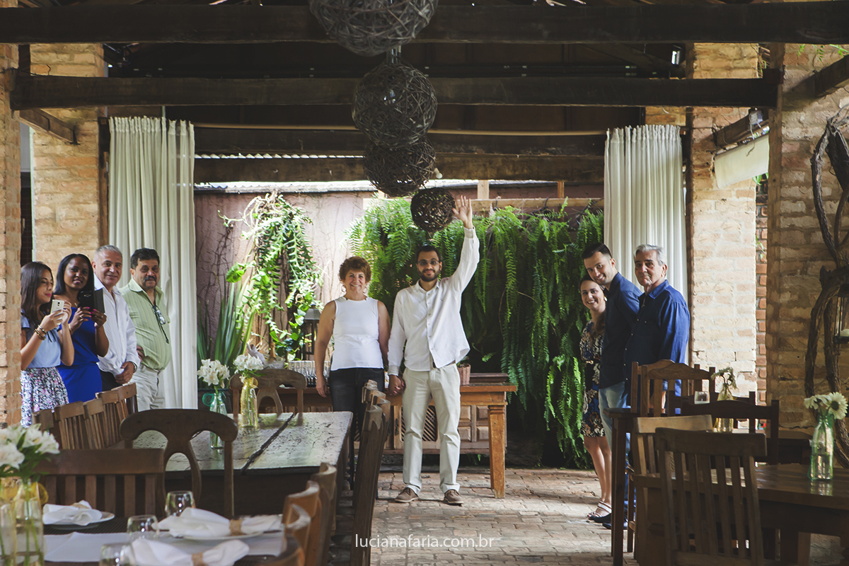 a espera da noiva convidados junto com o noivo ansioso aguardando a noiva entrar em linda fotografia de luciana faria no mini wedding