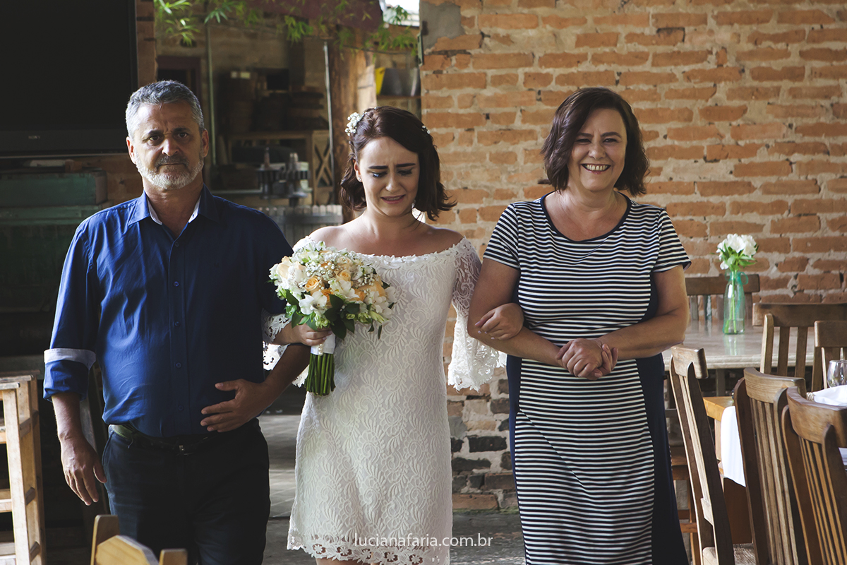 emocionada noiva segue em direção do noivo onde se casaram no ollivia gastronomia com fotografias de luciana faria fotógrafa de casamento