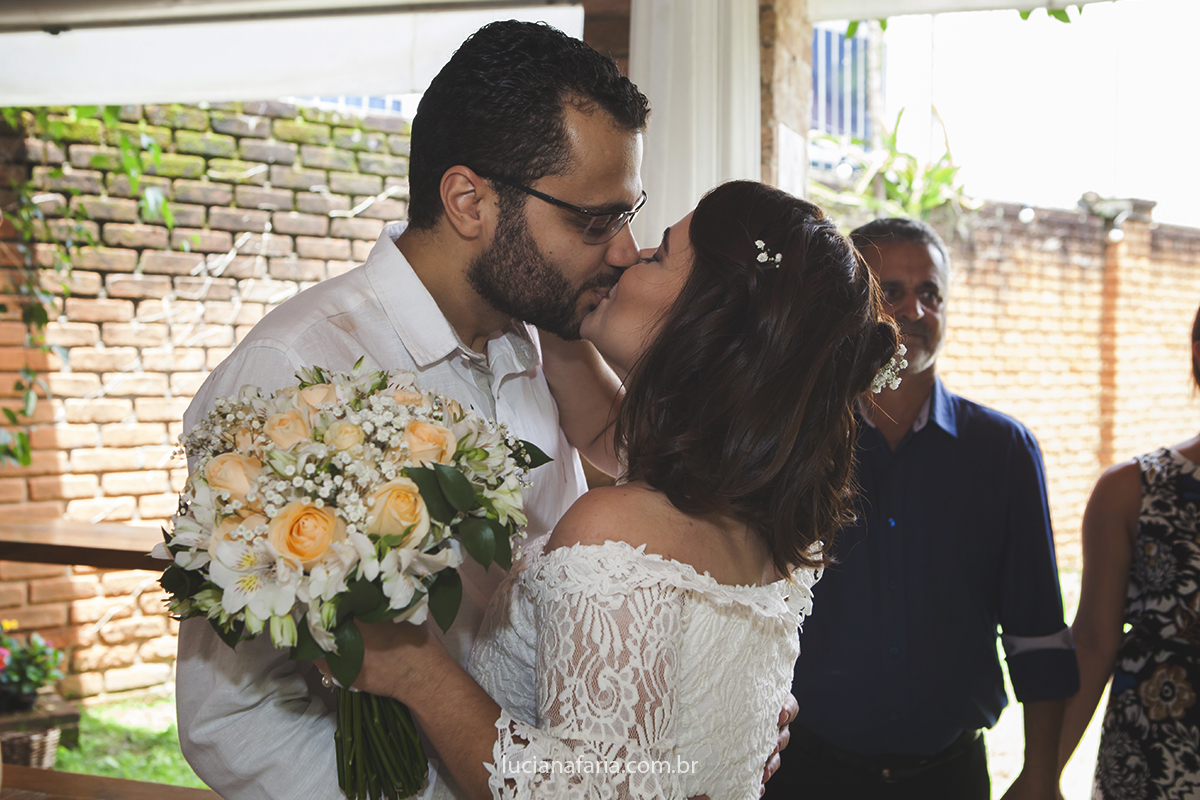 noivos se beijam ao se encontrar no altar registrados pela fotógrafa de casamento luciana faria em poços de caldas numa linda manhã