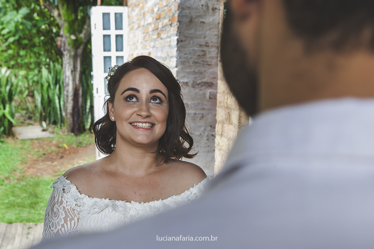 dizendo sim a noiva emocionada num lindo registro da fotógrafa luciana faria em um lindo casamento