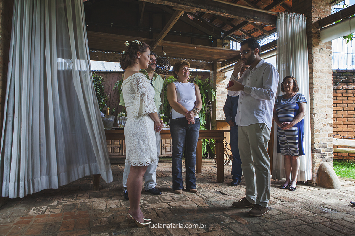beijo na aliança noivo com a aliança no casamento em poços de caldas