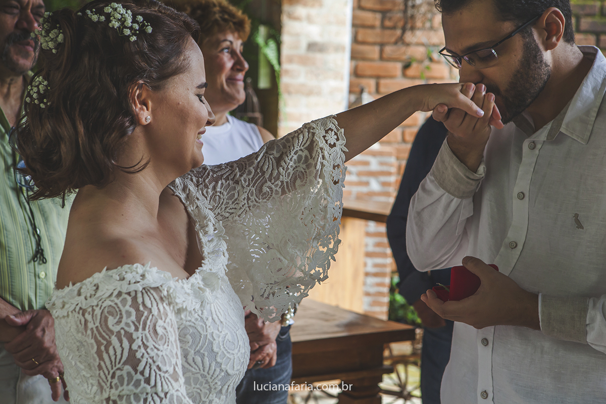 carinho do noivo com a noiva no momento das alianças nao casamento de manhã no ollivia gastronomia com fotografias de lucian afaria fotografa de casamento