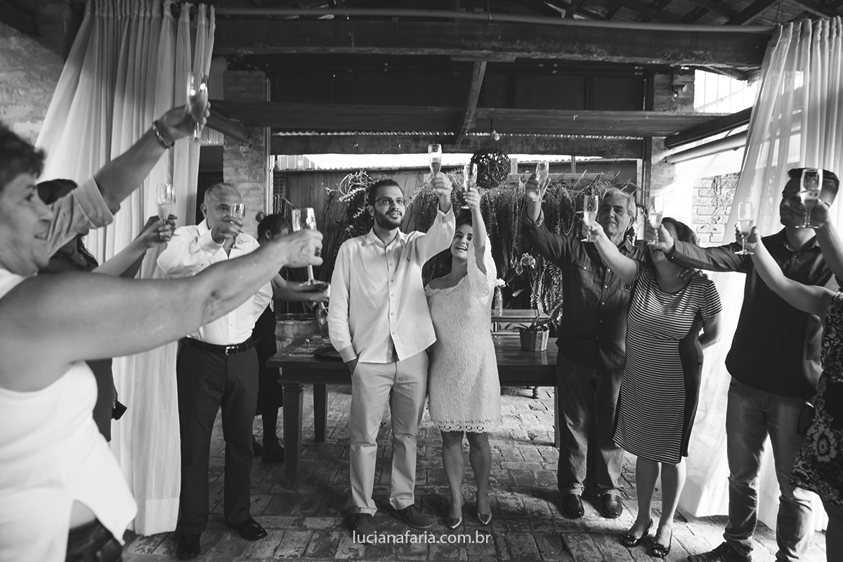 brinde com a família no mini casamento no casamento de manhã fotos de luciana faria em poços de caldas