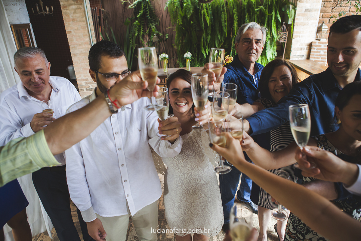 alegria contagiante dos noivos brindando o amor fotografias da fotografa de casamanento em poços de caldas  luciana faria