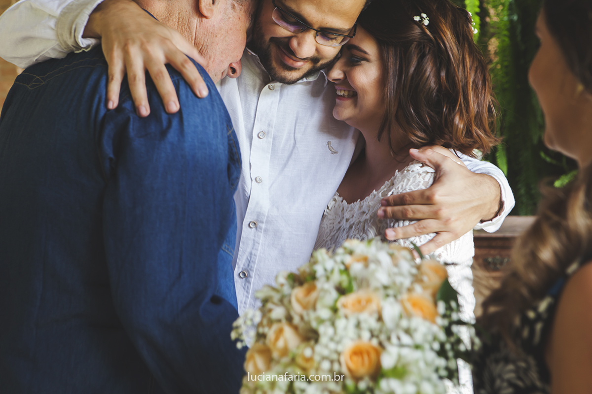  emocionante abraço de família muito amor na foto da fotógrafa luciana faria especialista em foto de casamento de dia em lavras-mg