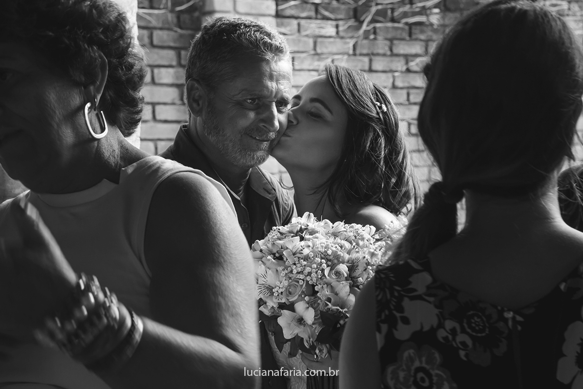 beijo da filha em seu pai beijo de agradecimento com amor no seu casamento dia de emoção