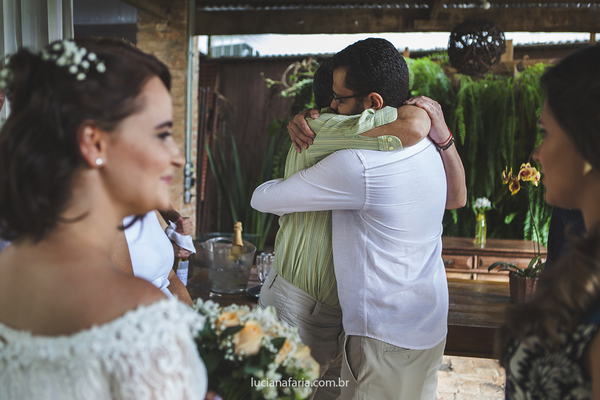 abraço do filho em seu pai se abraçaram pai e filho no dia do casamento em poços de caldas