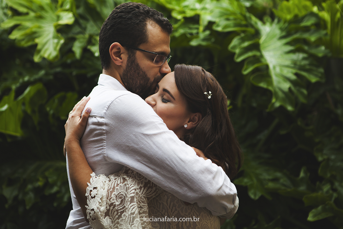 abraçando na foto os noivos posam em linda fotografia de luciana faria fotografa em poços de caldas mg