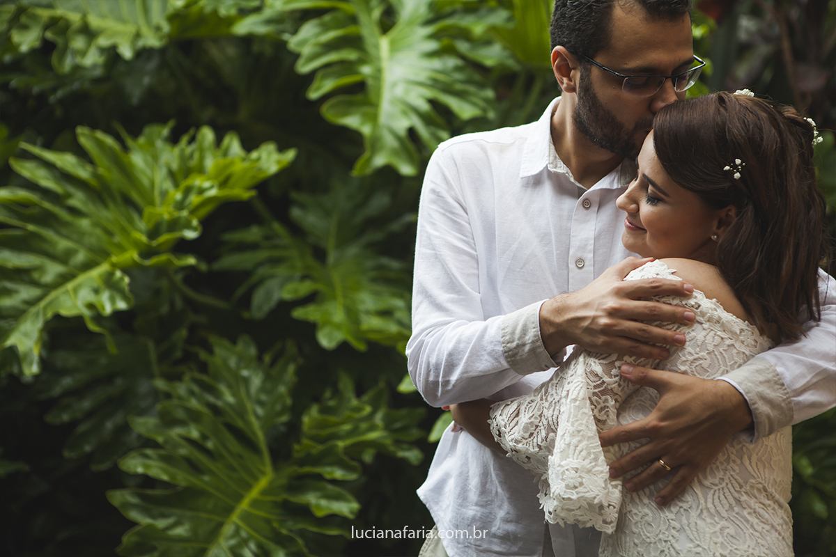 noivo apaixonado abraça sua esposa recém casados  numa manhã agradável de verão
