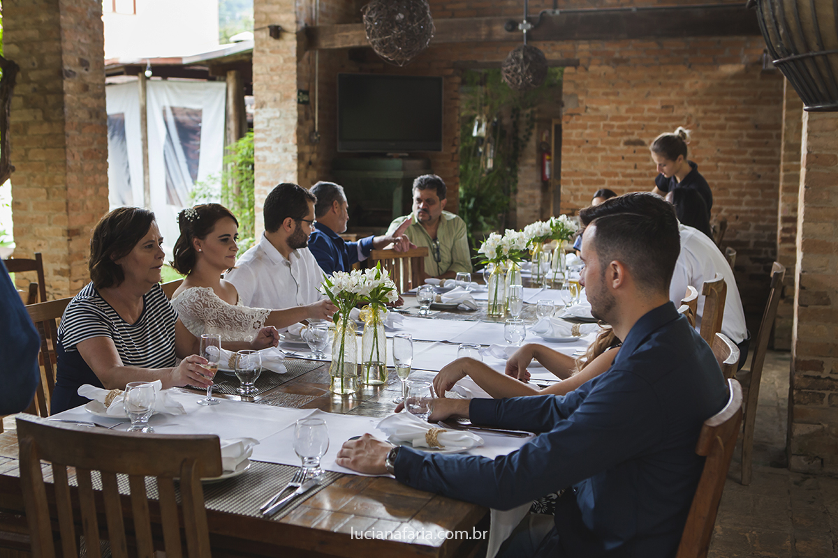 mesa dos convidados onde os noivos se sentaram com a família para comemorar sua bodas