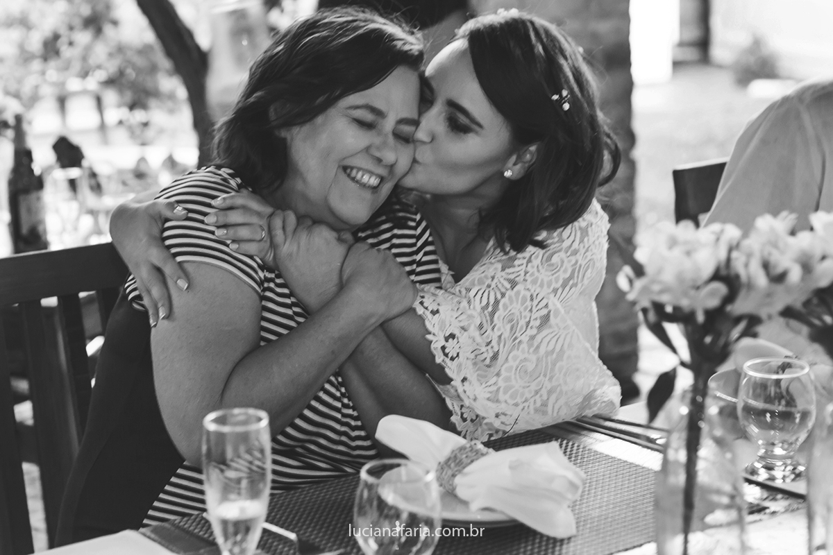 fotógrafa de casamento em poços de caldas luciana faria registra a noiva beijando sua mãe com amor