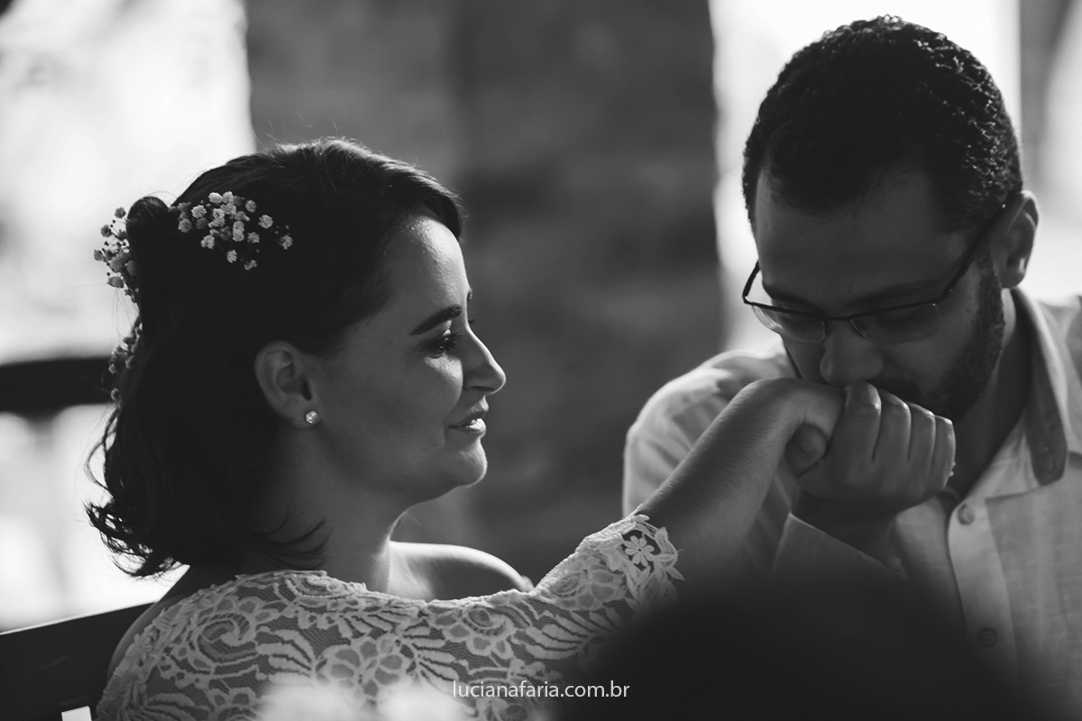 registrando emoção noivo beija a mão de sua amada em linda fotografia de luciana faria