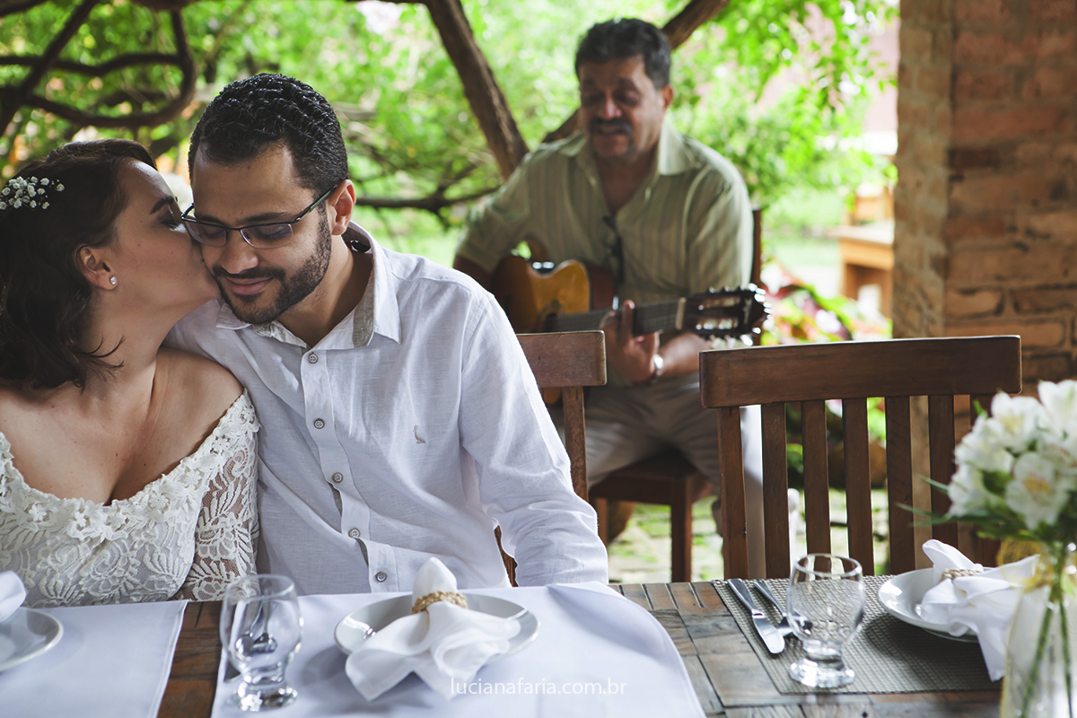 pais canta durante a recepção do casamento de seu filho fotografado pela fotógrafa em poços de caldas