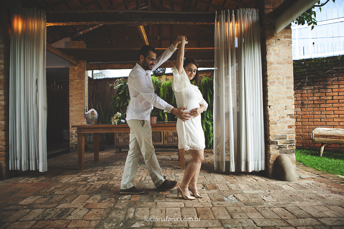 dançando a musica tocada pelo pai do noivo casal registrado pela fotografa luciana faria no ollivia