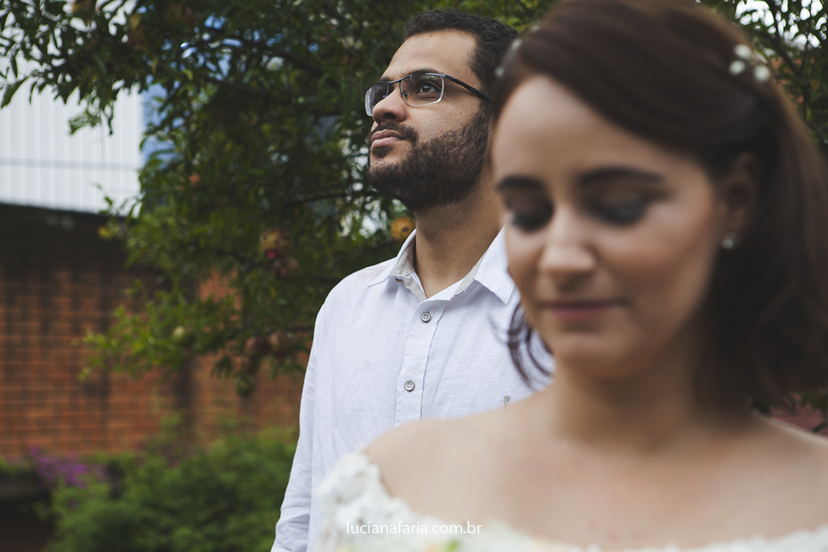 perfil do noivos em lindo retrato do casal no ollivia restaurante onde fizeram seu casamento civil