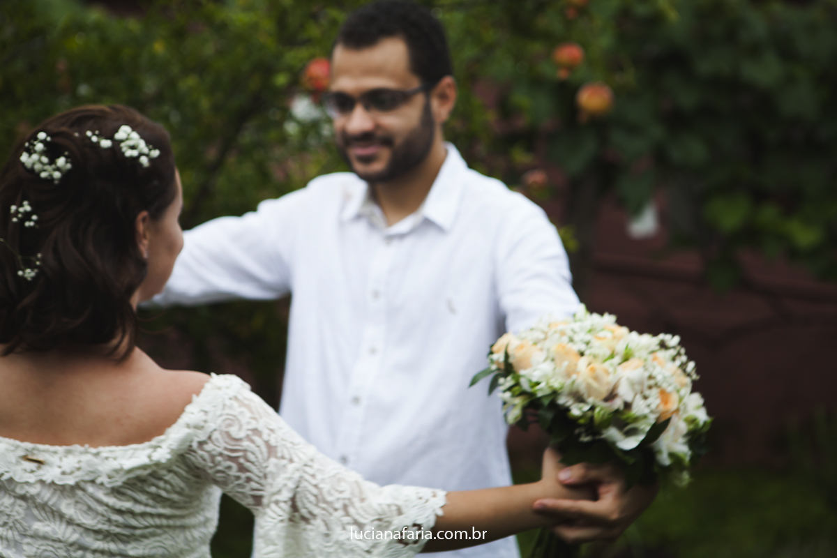 buque com flores cor creme e laranja para o grande dia da noiva