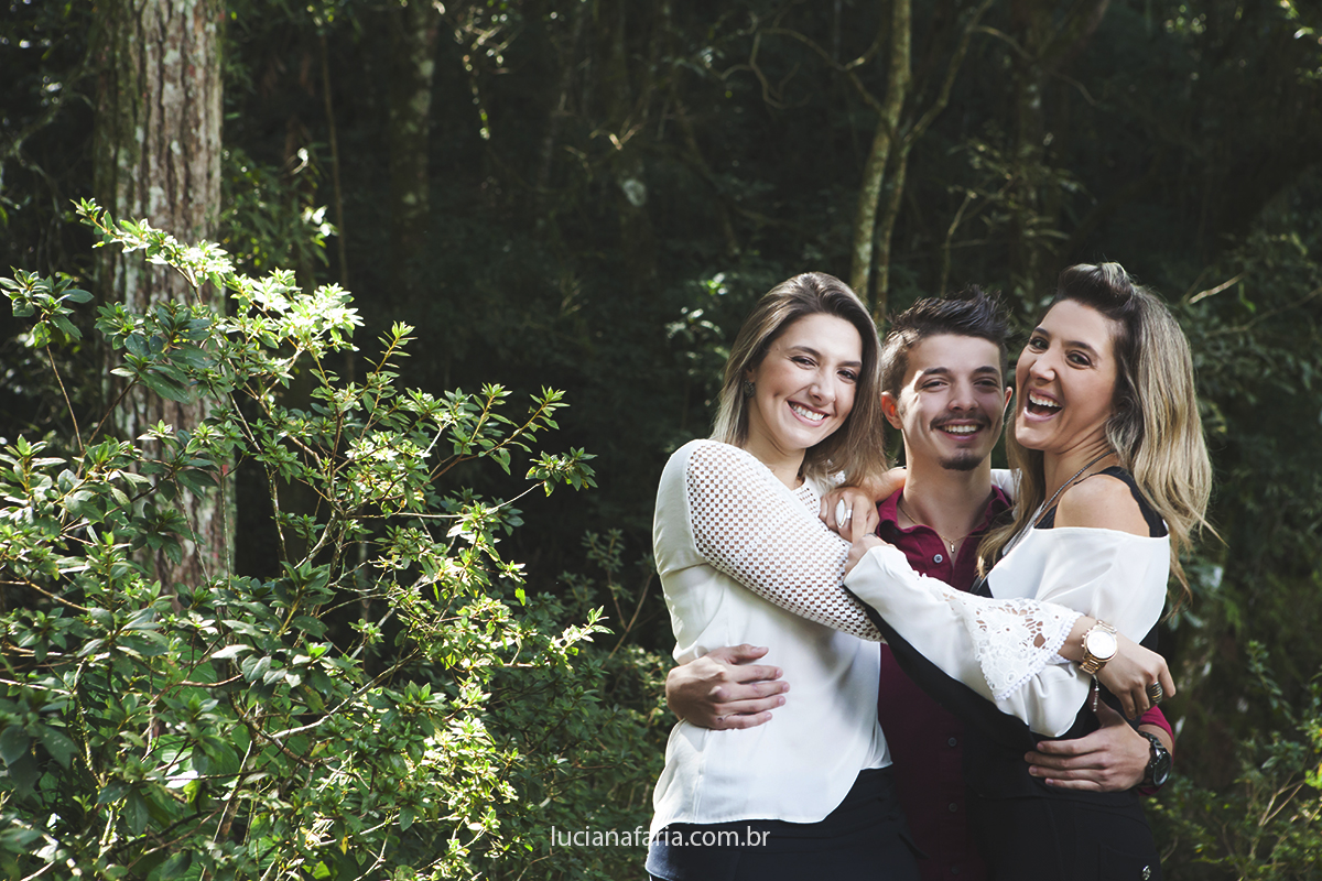 abraço coletivo dos irmão em linda fotografia de família no recanto japonês